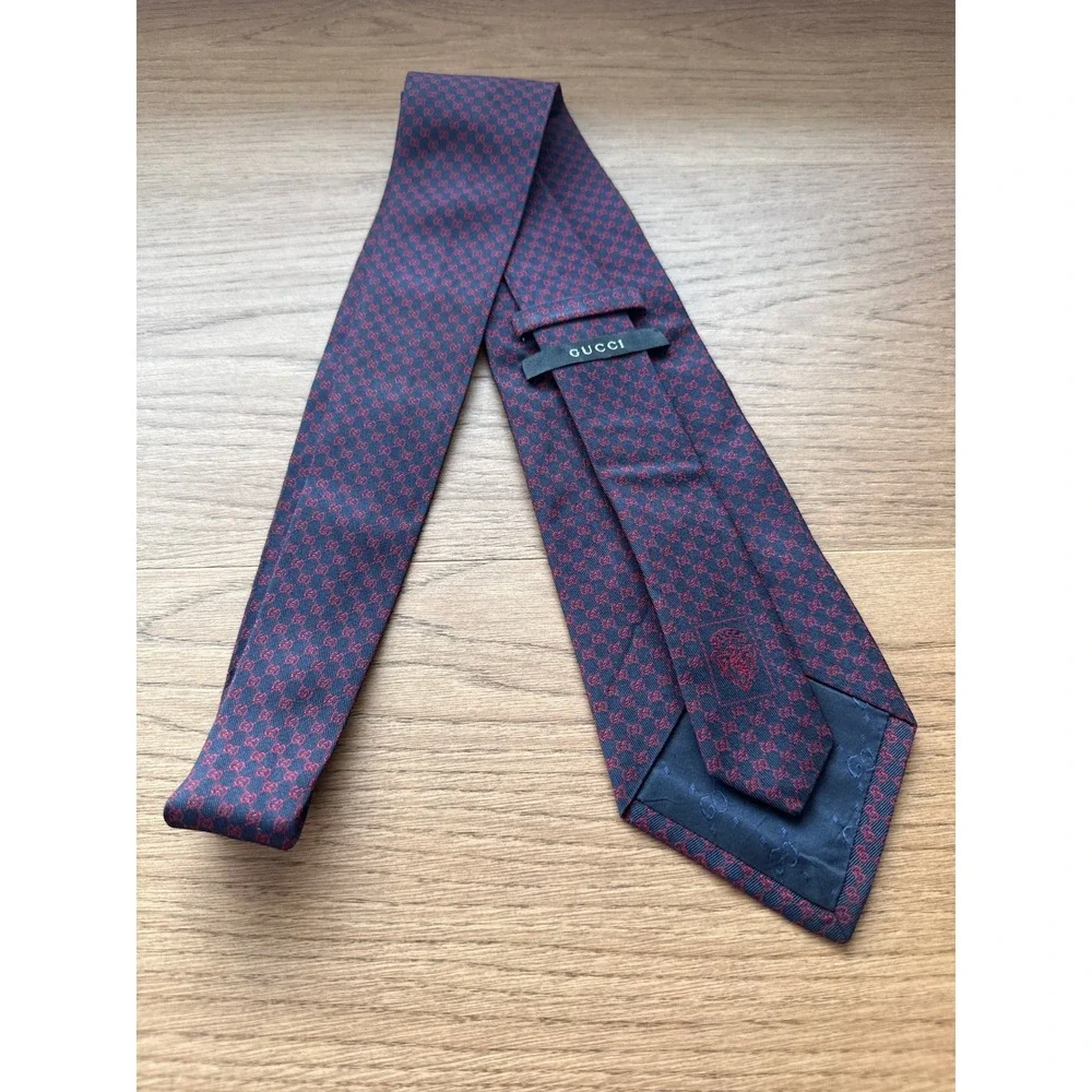 Gucci Mens Silk Tie Navy Blue Red GG Micro Monogram Logo Made in Italy Classic